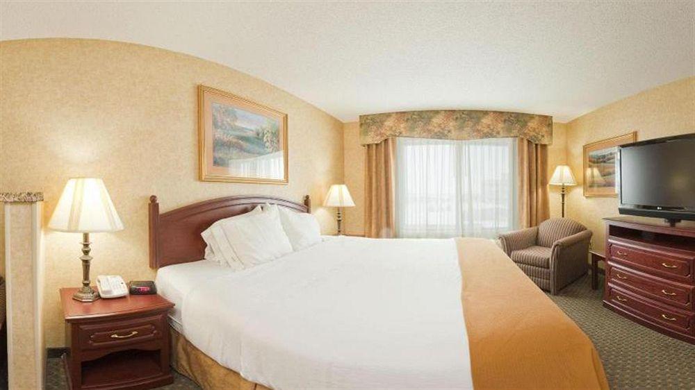 Holiday Inn Express Hotel & Suites Bismarck By Ihg Eksteriør billede